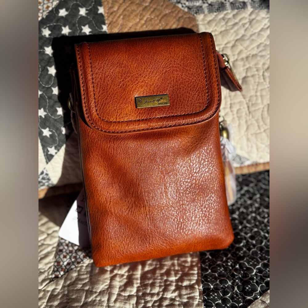 Elegant Tan Leather Crossbody Bag